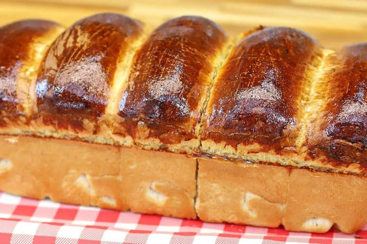 Pão caseiro de leite fofinho e macio que já sai do forno fat