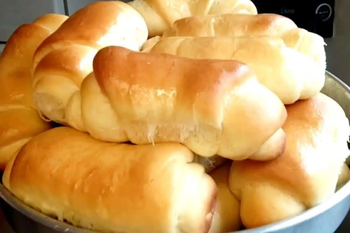 Pão caseiro de leite que cresce muito e rende vários pãezinh