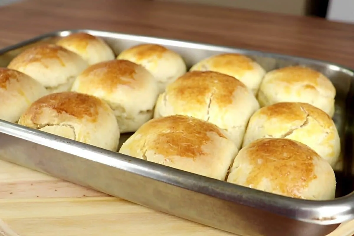 Pão caseiro de minuto feito com fermento em pó não precisa d