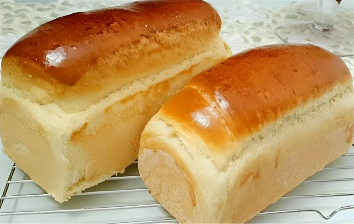 Pão caseiro econômico e fácil de fazer para servir no lanche