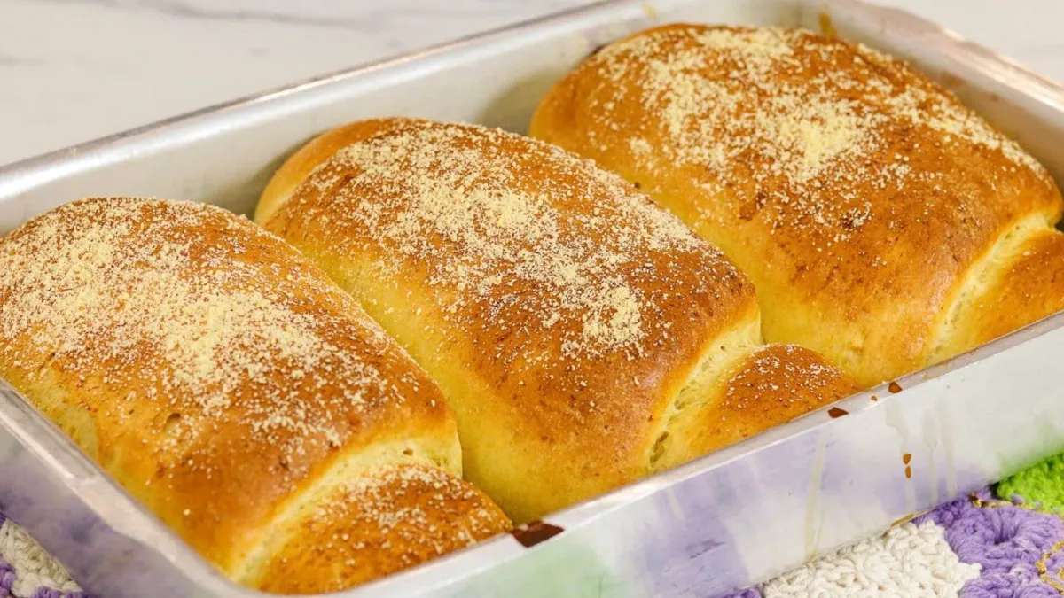 Pão caseiro econômico e fácil de fazer que você vai querer t