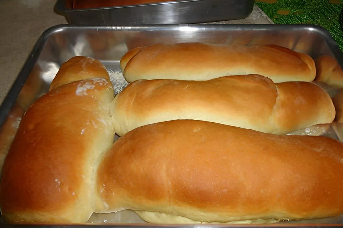 Pão caseiro fácil e delicioso a massa fica muito fofinha e m