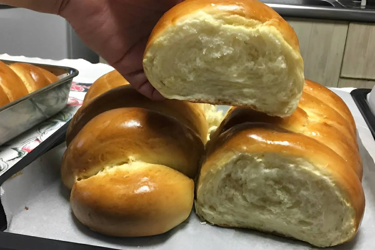 Pão caseiro fácil e delicioso feito com ingredientes simples