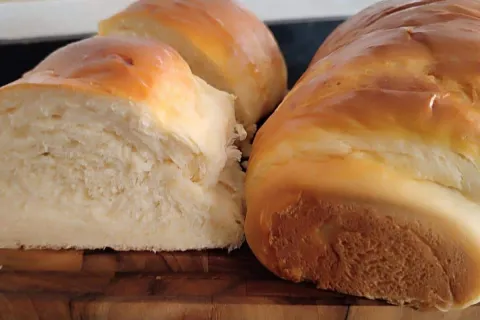Pão caseiro fofinho da roça para comer ainda quentinho na ho