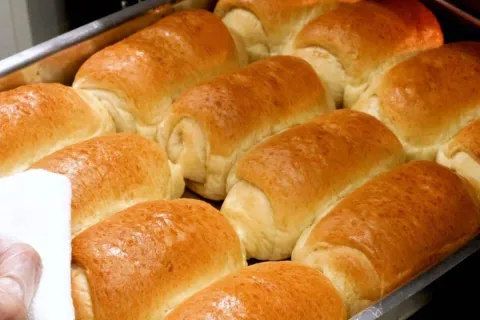 Pão caseiro fofinho de padaria muito gostoso para você fazer