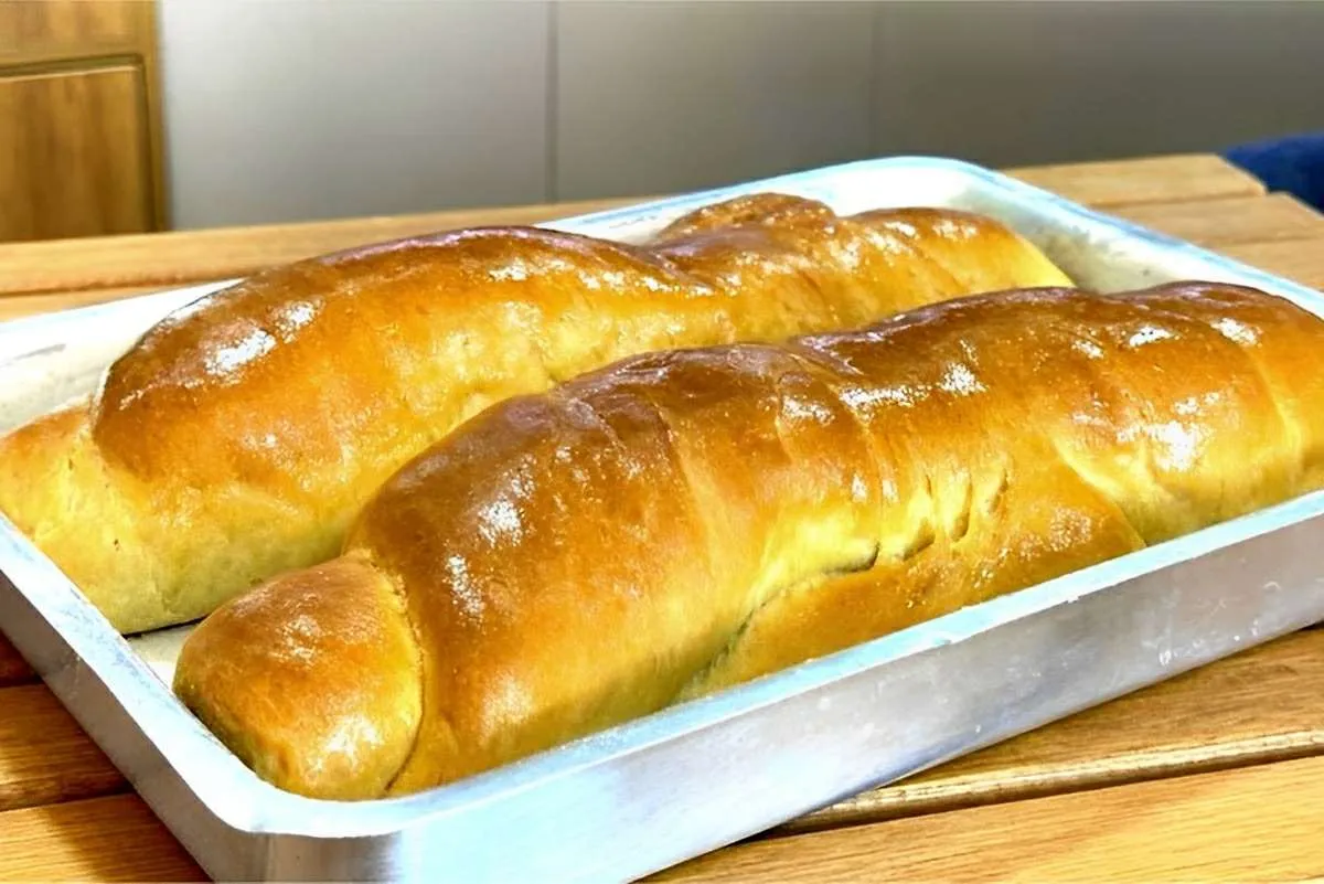 Pão caseiro fofinho e delicioso para tomar café no fim de se