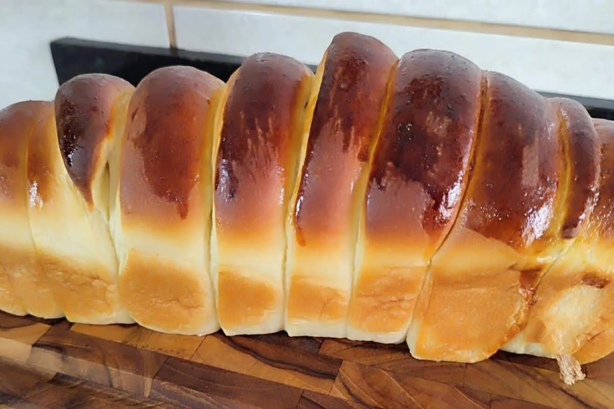 Pão caseiro fofinho e macio que já sai fatiado do forno para