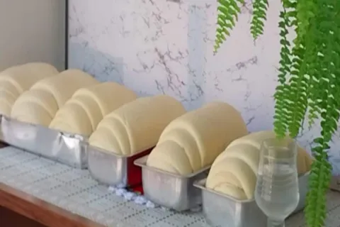 Pão caseiro fofinho que perfuma a casa, rende bem e vai bem 
