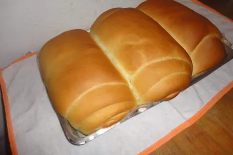 Pão caseiro fofinho: veja o segredo para ele crescer bastant
