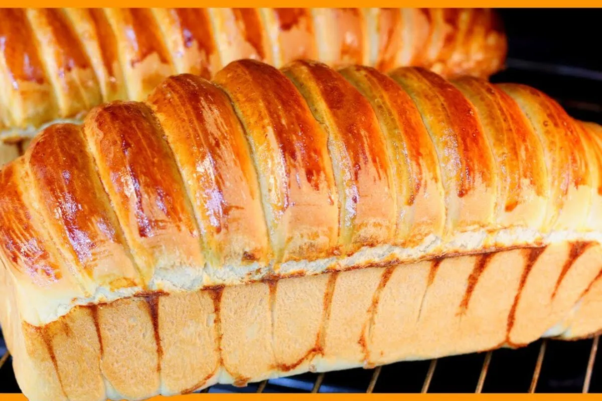 Pão caseiro fresquinho que já sai fatiado do forno para o ca