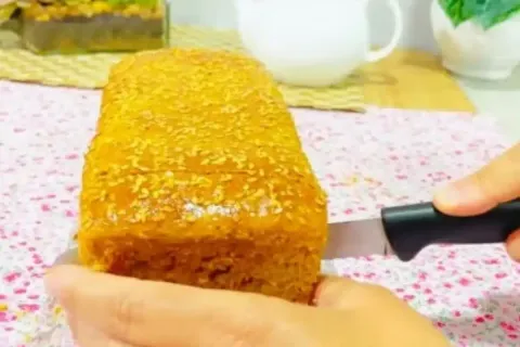 Pão caseiro integral com aveia para o café da manhã: assim v