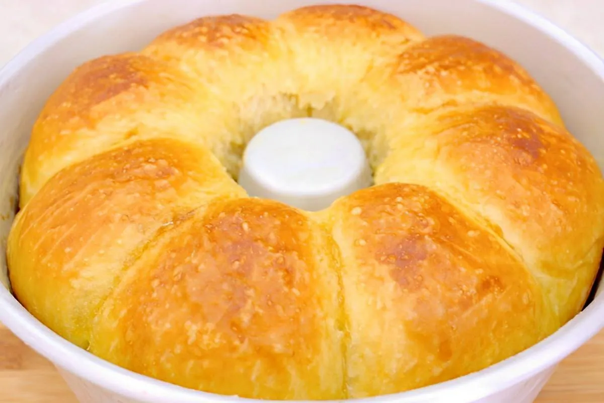 Pão caseiro na forma de pudim não precisa sovar é só mistura