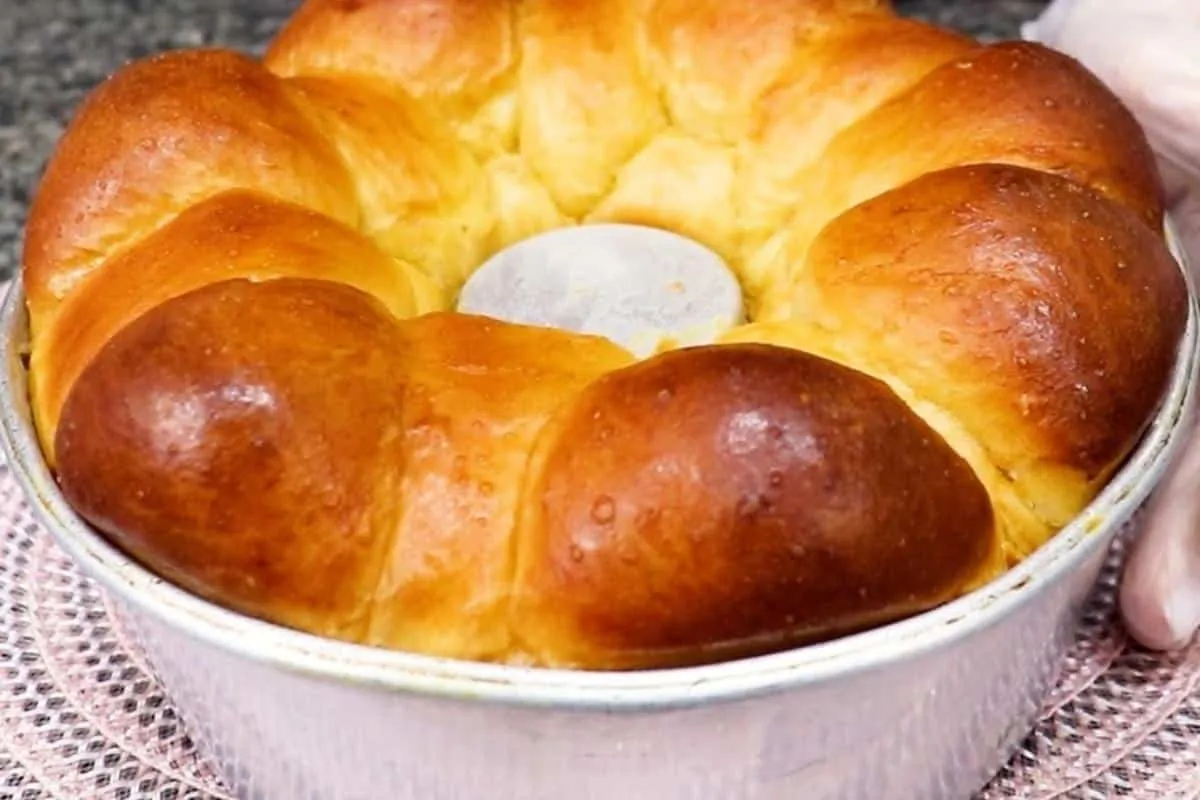 Pão caseiro na forma: tão macio que parece um algodão desman