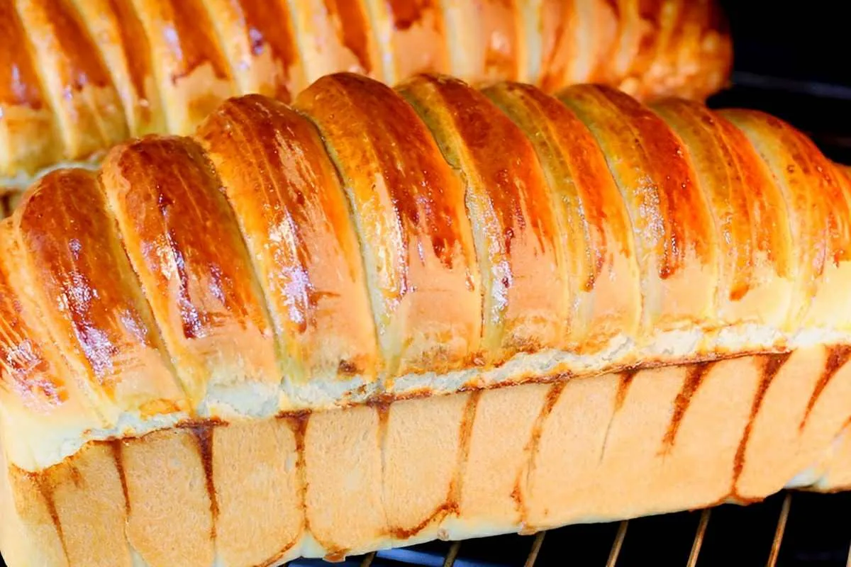 Pão caseiro que já sai recheado do forno para arrasar no lan