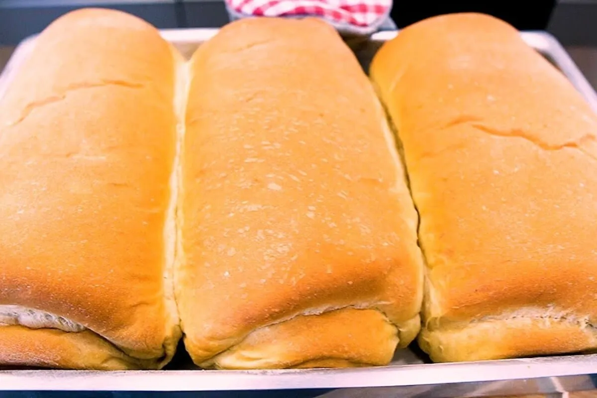 Pão caseiro que não leva ovo macio e fofinho para servir que