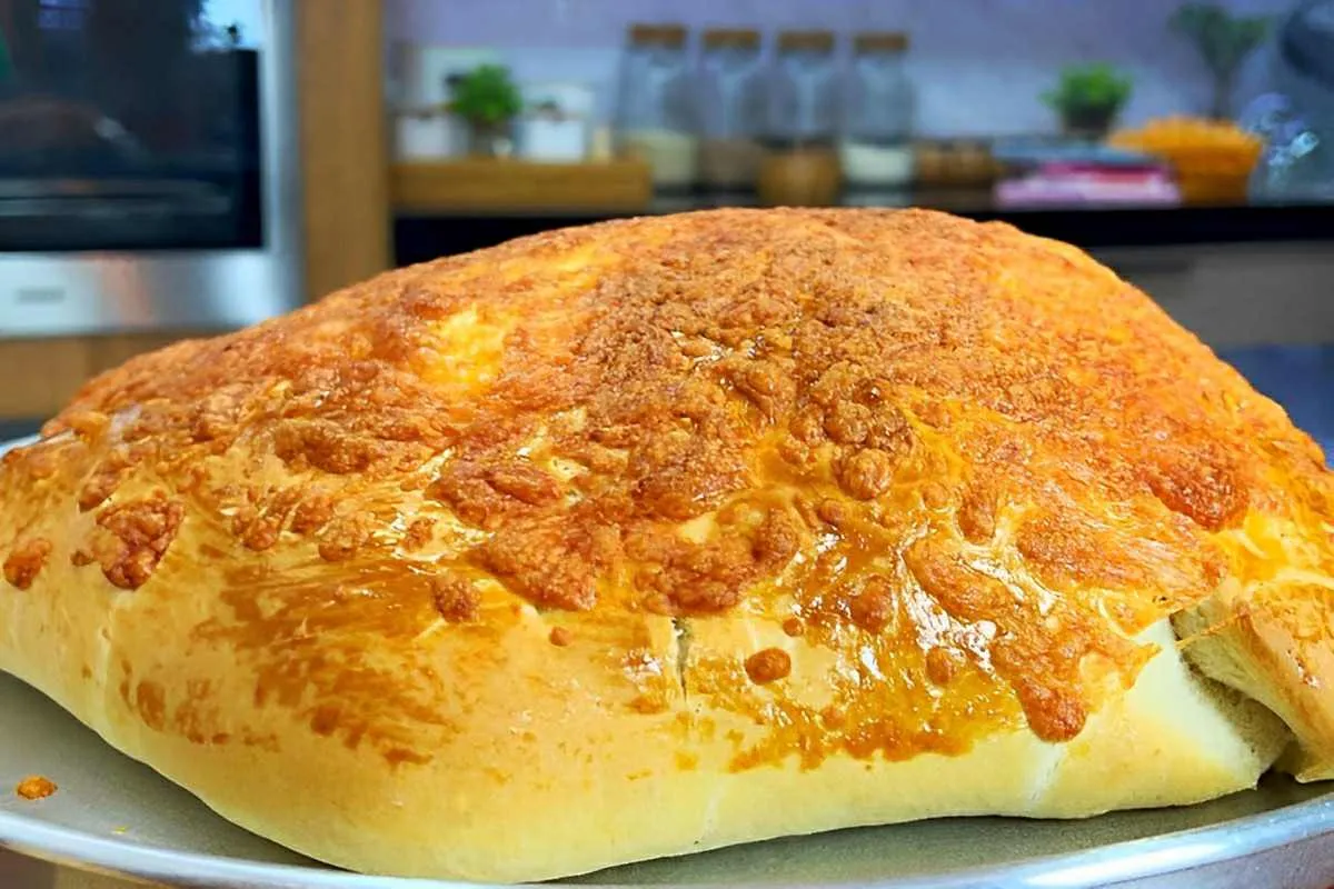 Pão caseiro recheado com muçarela simples e perfeito para o