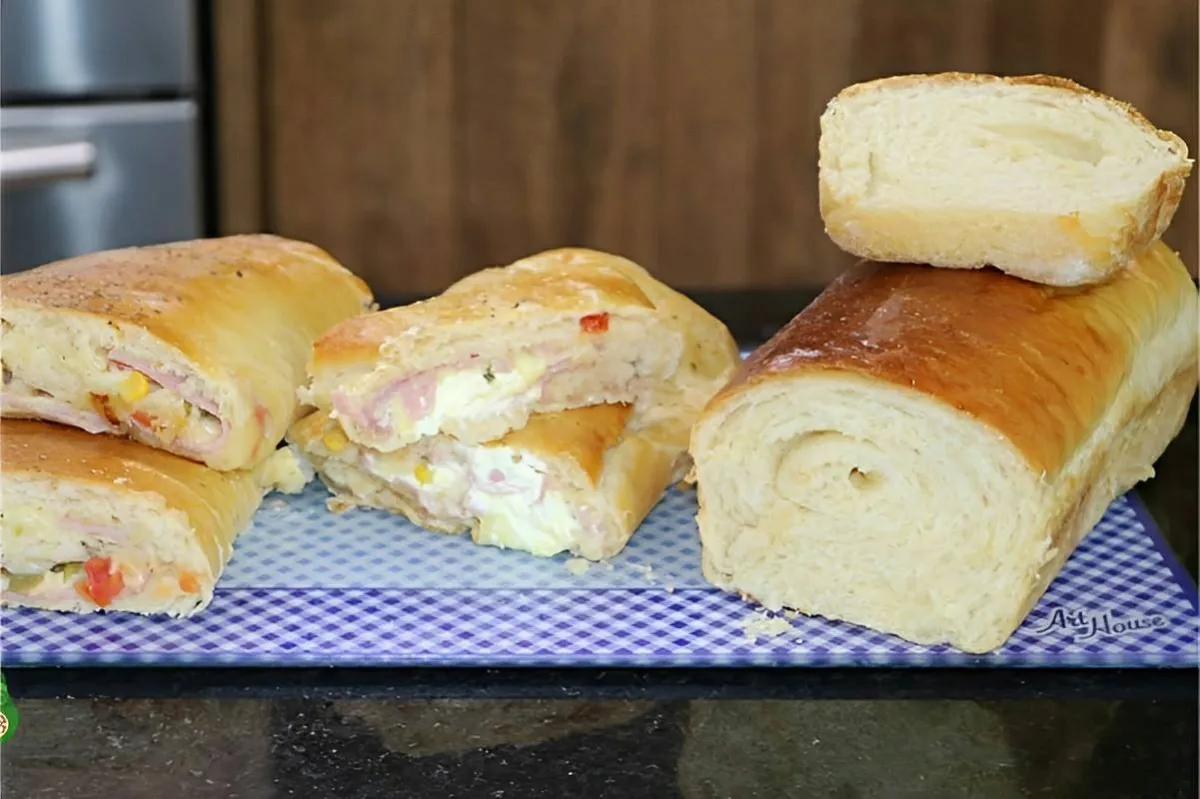Pão caseiro recheado com presunto e queijo delicioso e perfe