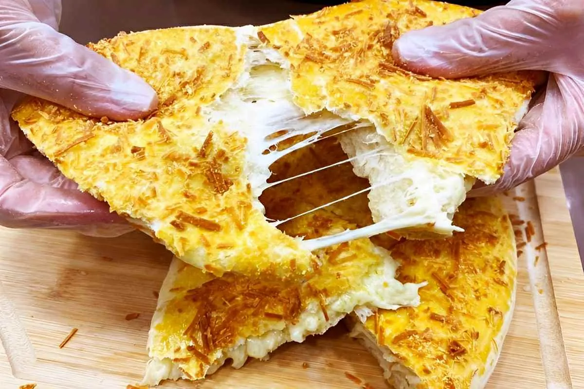 Pão caseiro recheado com queijo: um lanche delicioso para co