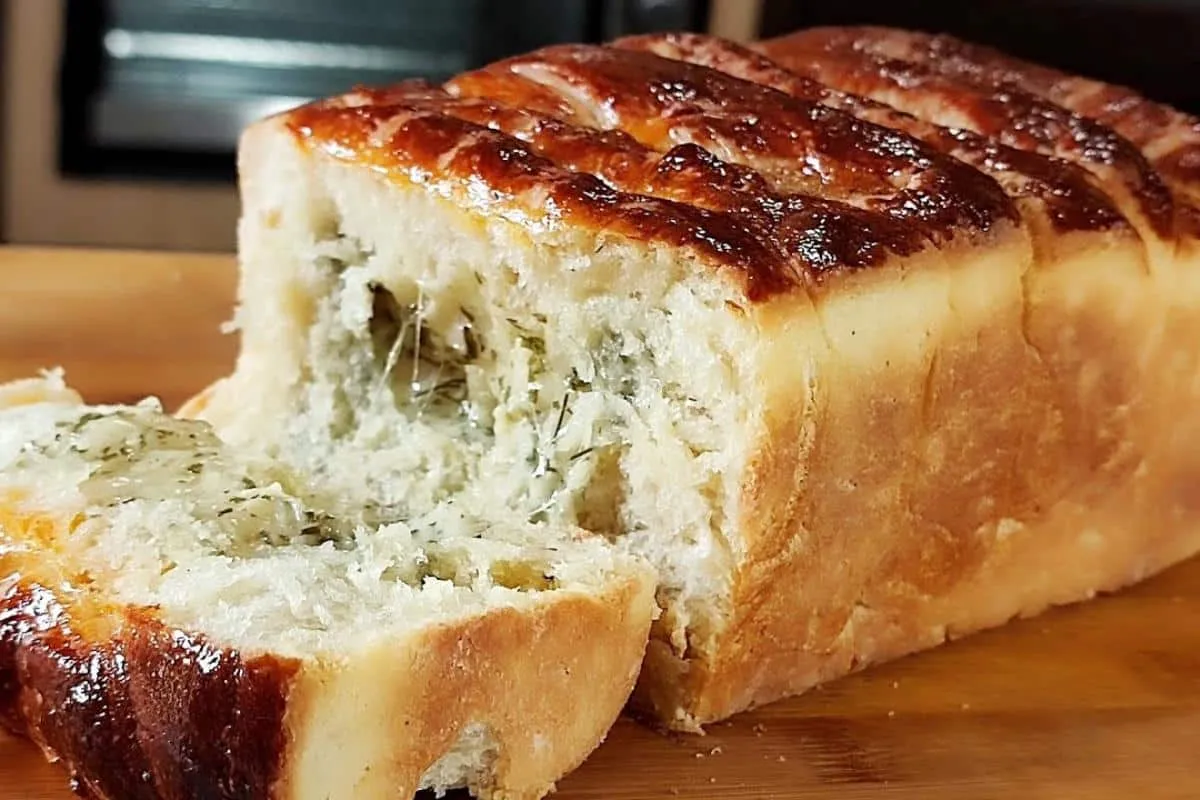 Pão caseiro recheado que vai ser uma surpresa quando você co