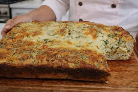 Pão caseiro salgado de alho, muito fofinho e com uma massa l