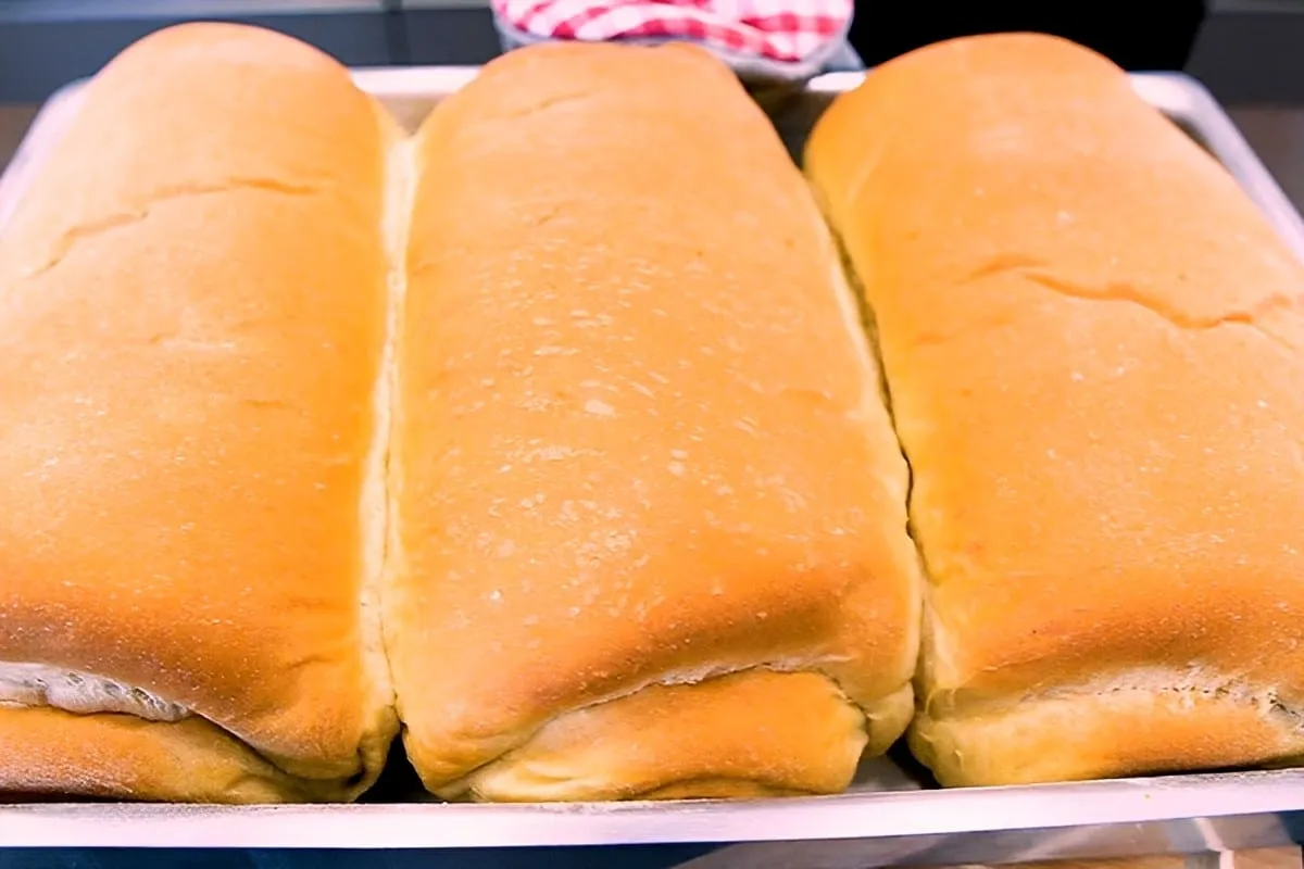 Pão caseiro sem ovos muito fofinho para servir no lanche da