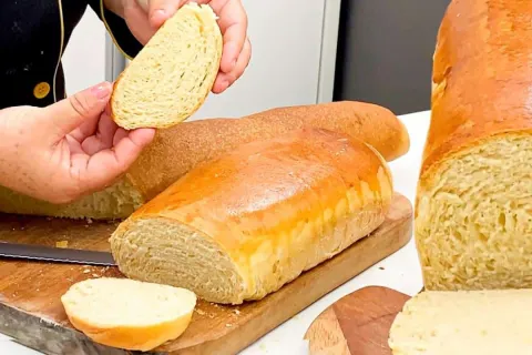 Pão caseiro simples e fácil de fazer para comer quentinho co