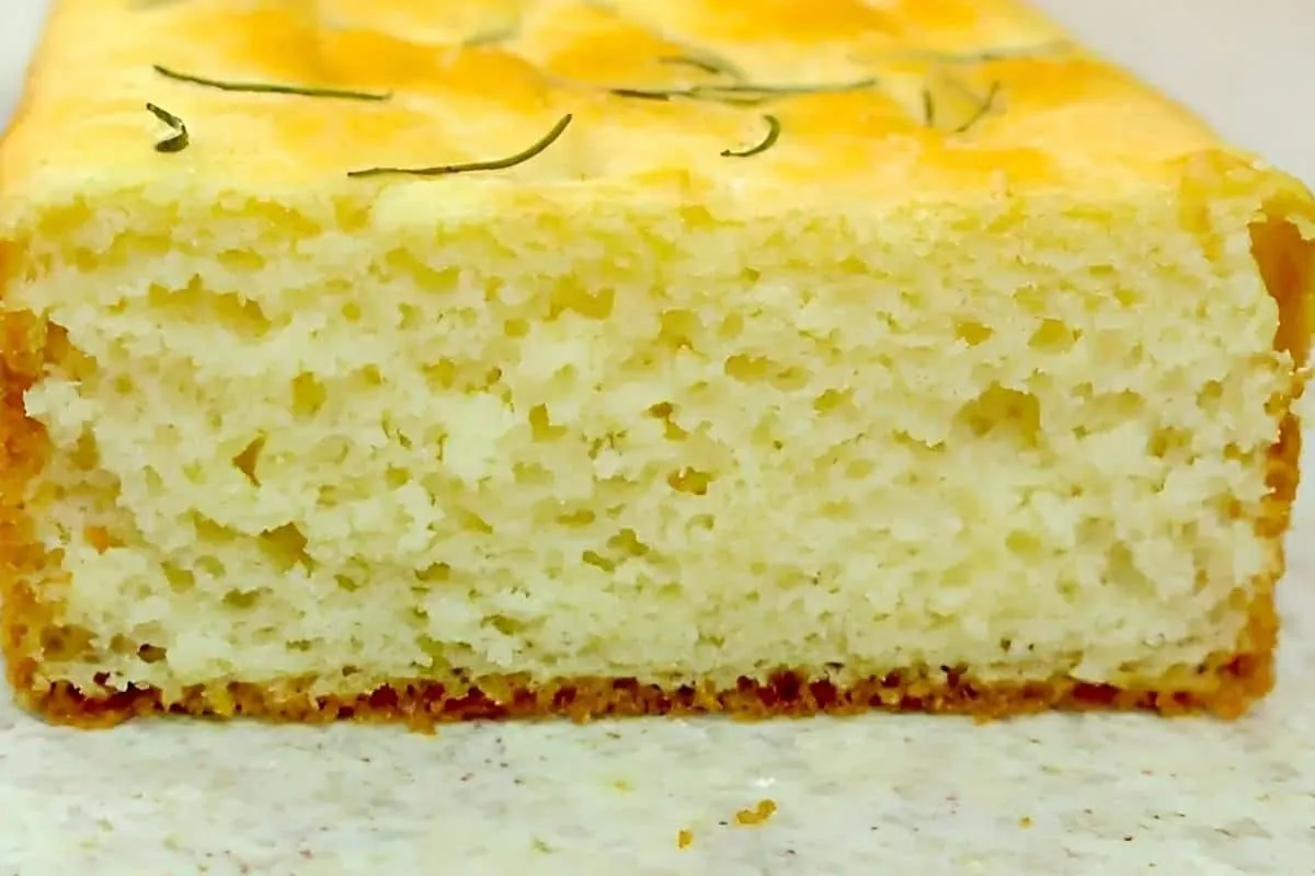 Pão caseiro simples e fofinho sem sova é só misturar os ingr