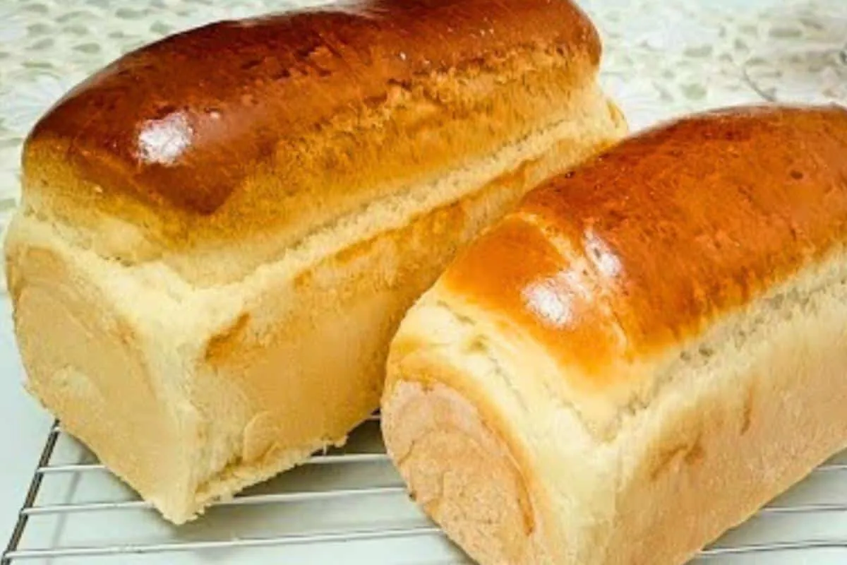 Pão caseiro simples que cresce para servir no café da manhã