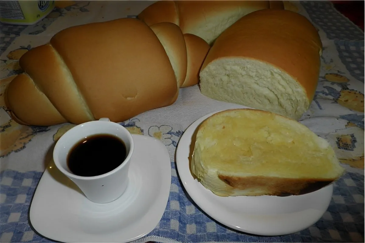 Pão caseiro tradicional fofinho perfeito para comer com mant