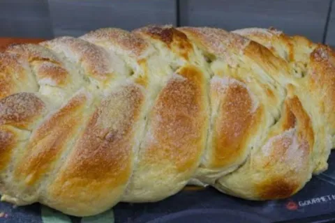 Pão caseiro trançado fofinho e fácil de preparar, para um ca