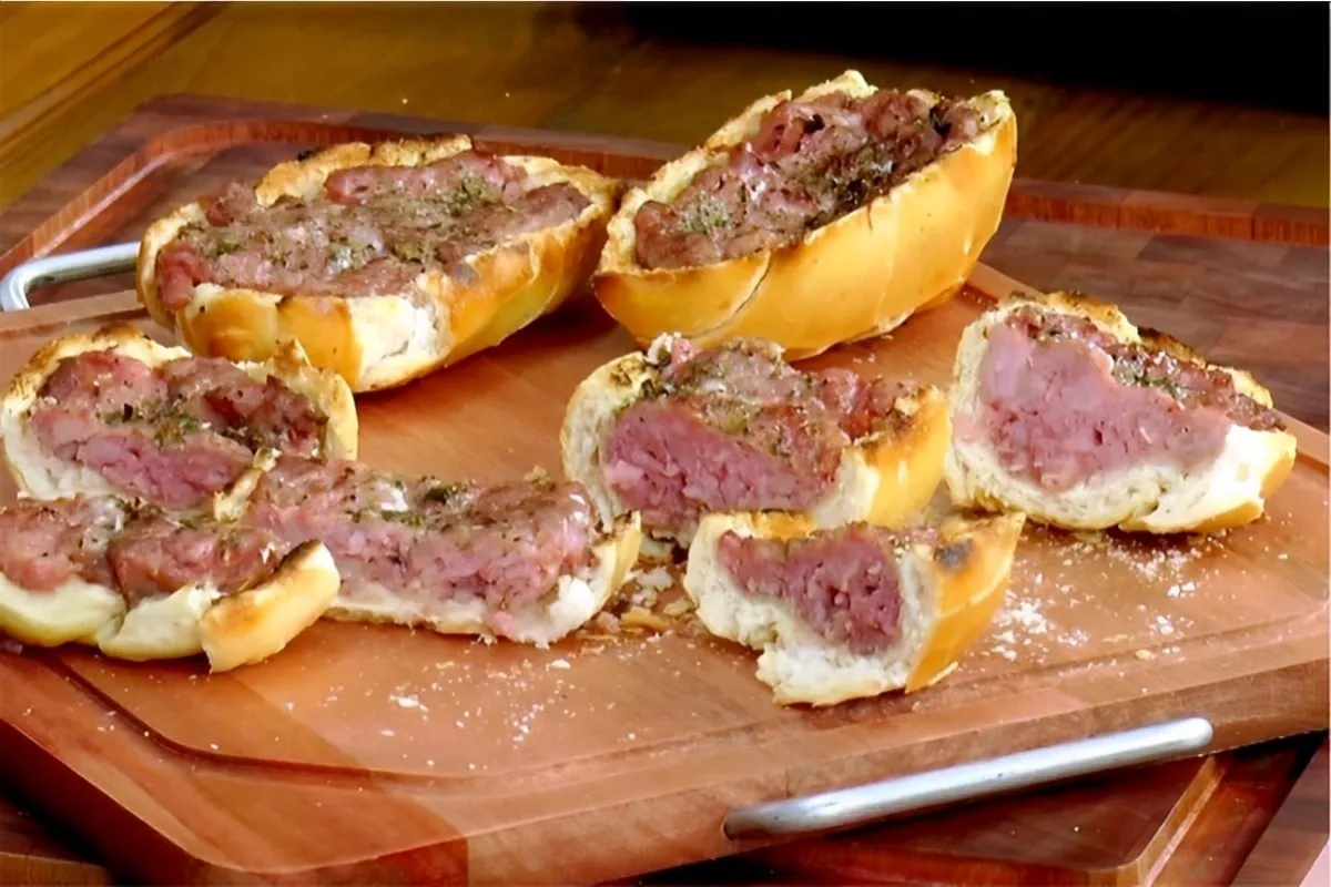 Pão com linguiça assada delicioso perfeito para fazer no for
