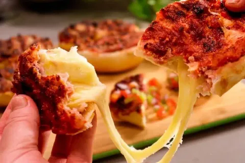 Pão com linguiça super recheado e gratinado com queijo, para