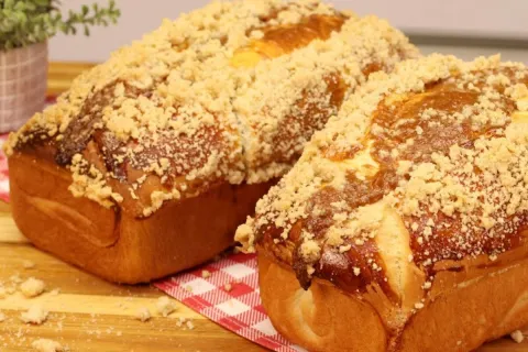 Pão cuca de doce de leite tão gostoso que é impossível comer