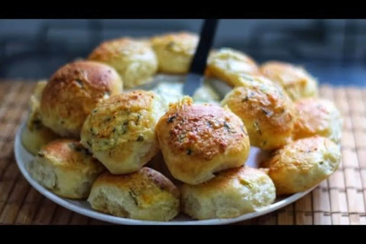 Pão de alho caseiro feito com um creme especial e muito quei