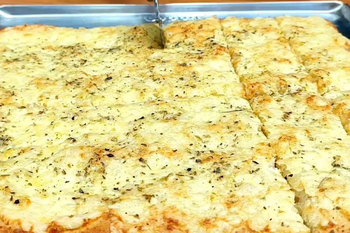 Pão de alho caseiro feito na assadeira uma opção que serve d