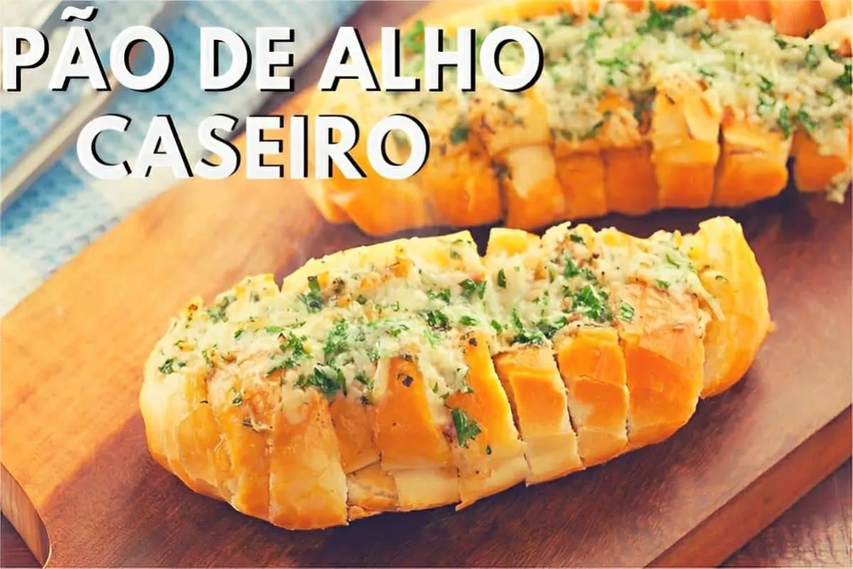 Pão de alho caseiro feito no pão francês fica uma delícia pe