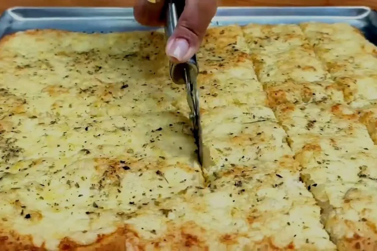 Pão de alho caseiro muito cremoso e irresistível, que fica p