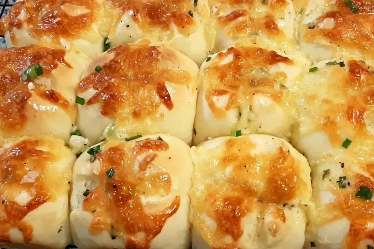 Pão de alho caseiro para acompanhar o churrasco de domingo