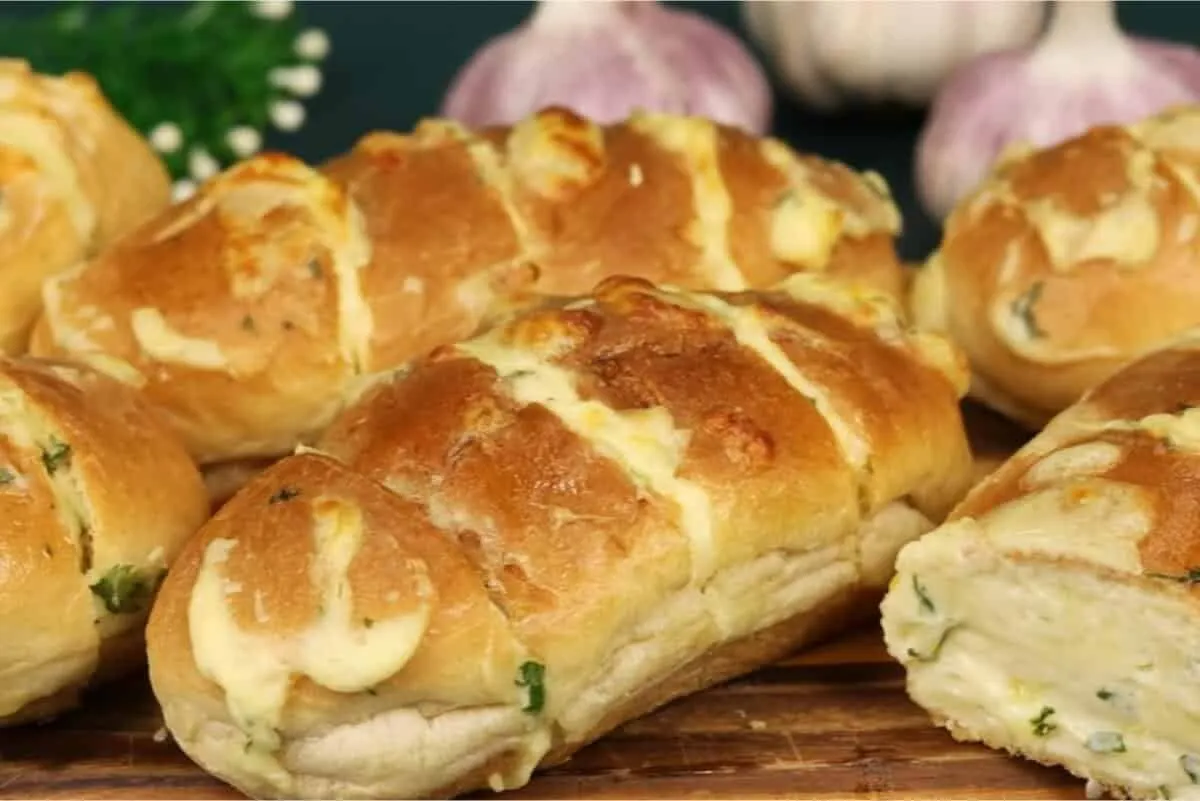Pão de alho caseiro para acompanhar o churrasco do seu dia d
