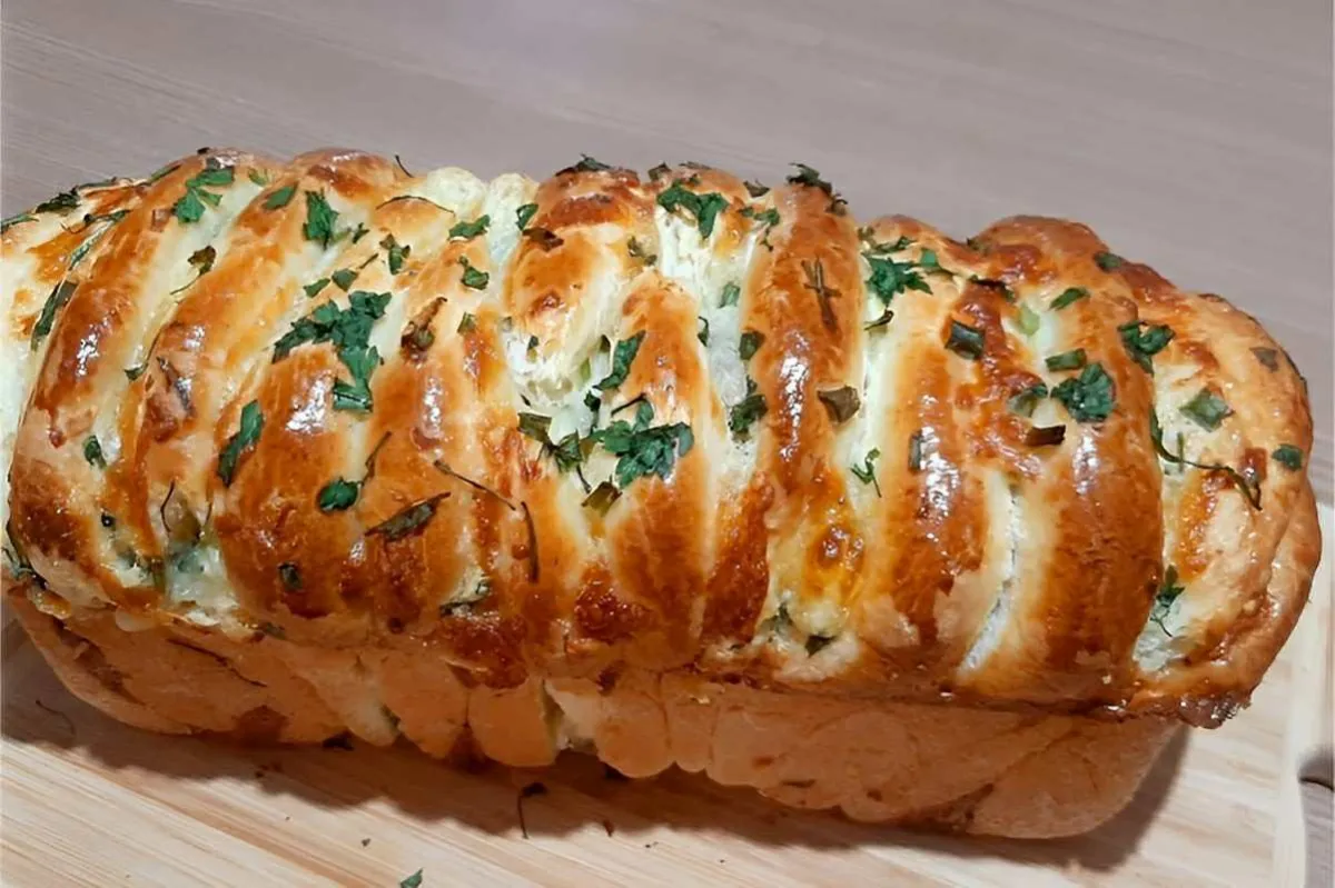 Pão de alho caseiro que já sai fatiado do forno e fica muito