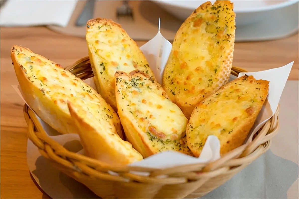 Pão de alho com pão francês e queijo para assar no forno air