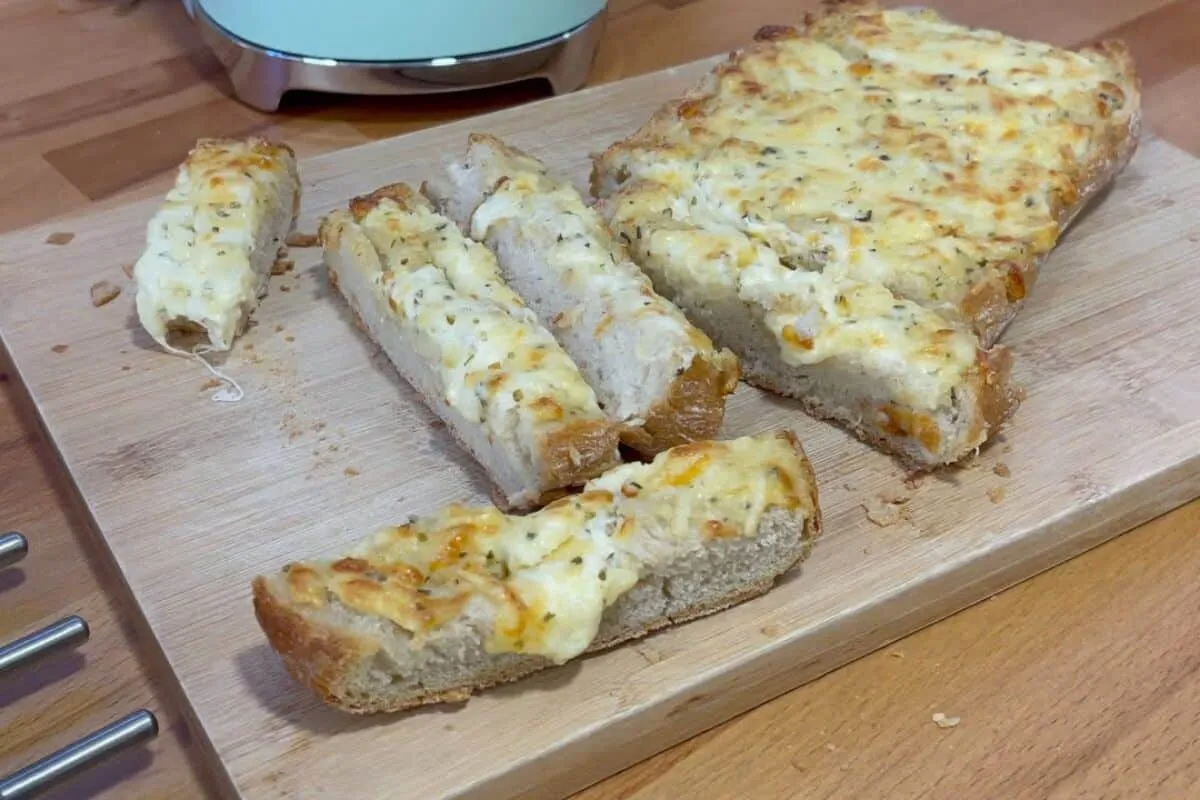 Pão de alho com queijo bem recheado e crocante, para você as