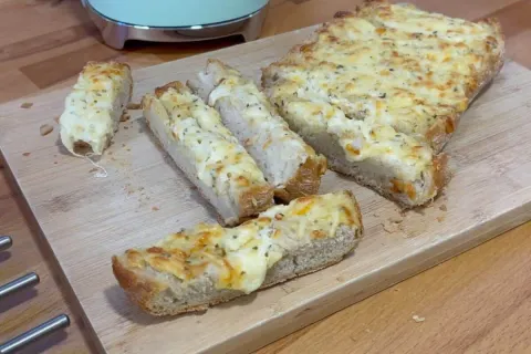 Pão de alho com queijo bem recheado e crocante, para você as