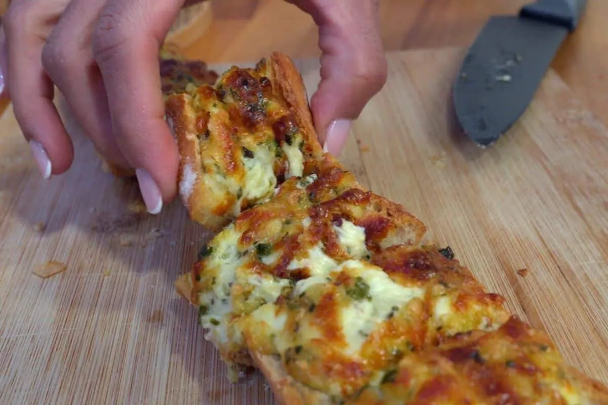 Pão de alho com queijo fácil e rápido em apenas 15 minutos p