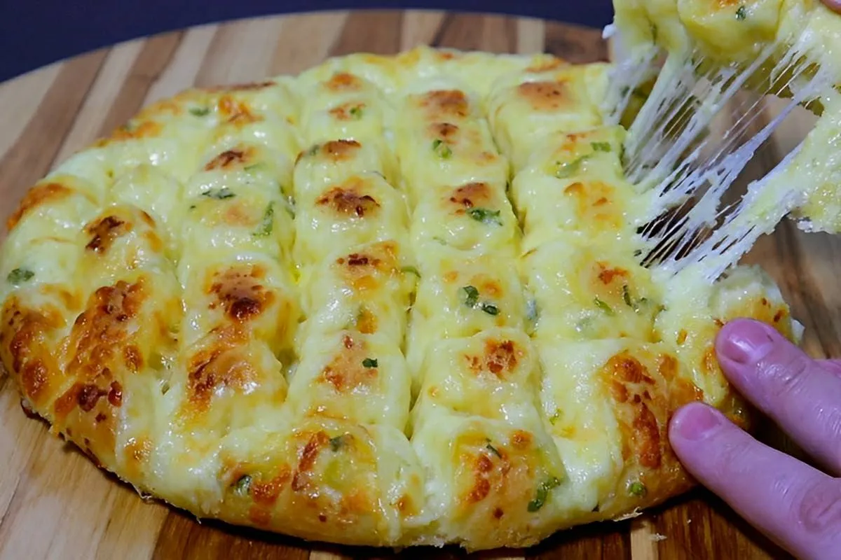 Pão de alho de assadeira recheado com queijo perfeito para c