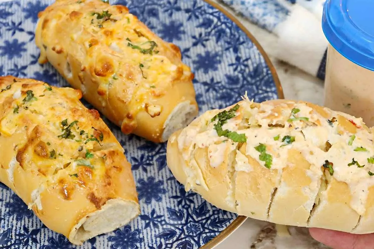 Pão de alho fácil sem maionese perfeito para servir no lanch