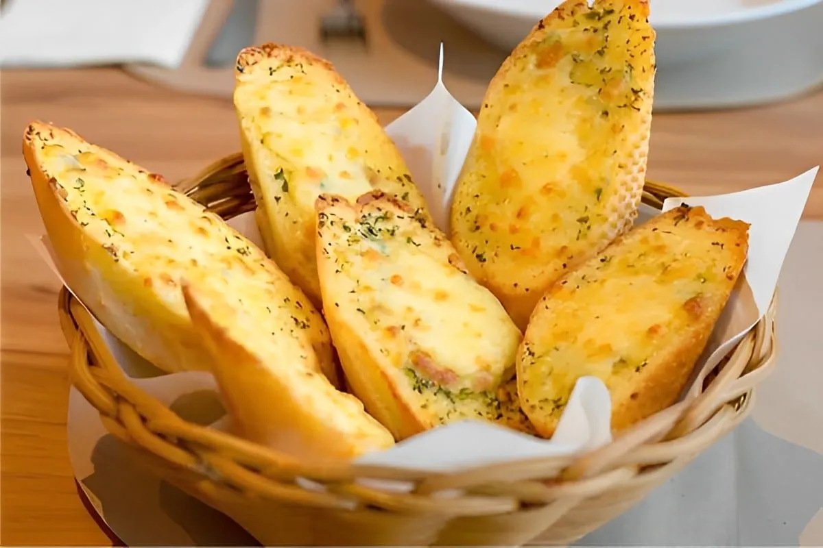 Pão de alho feito com pão francês e queijo assado no forno n