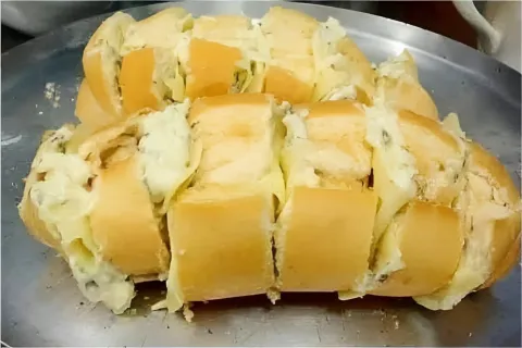 Pão de alho no pão francês muito melhor que aquele vendido n