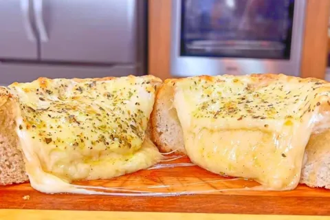 Pão de alho para churrasco: essa versão com bastante queijo 