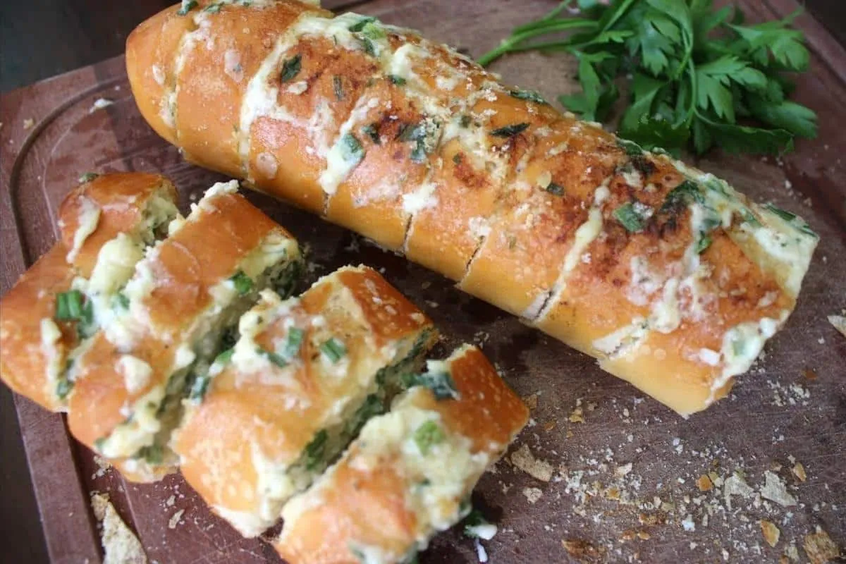 Pão de alho para churrasco: veja como fazer o creme perfeito